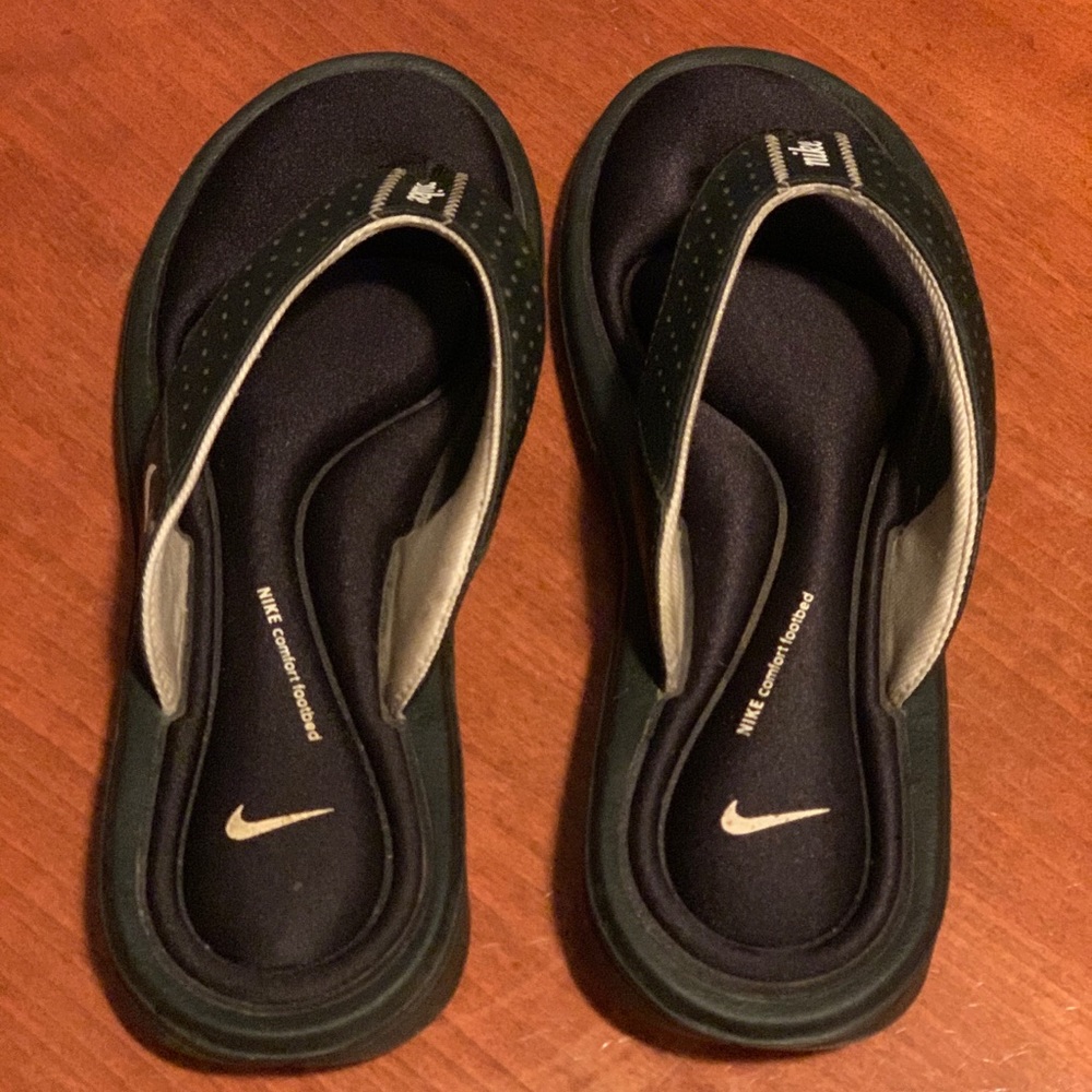 Women’s size 6 Nike memory foam flip flops